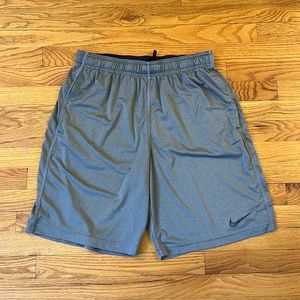 Nike athletic shorts w/ pockets - L